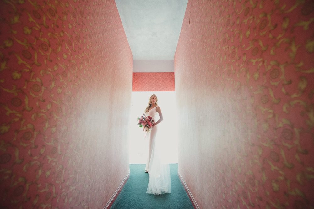 Bride_between_walls