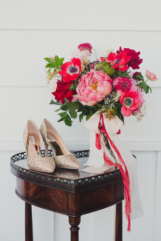 Bride_shoes_and_bouquet